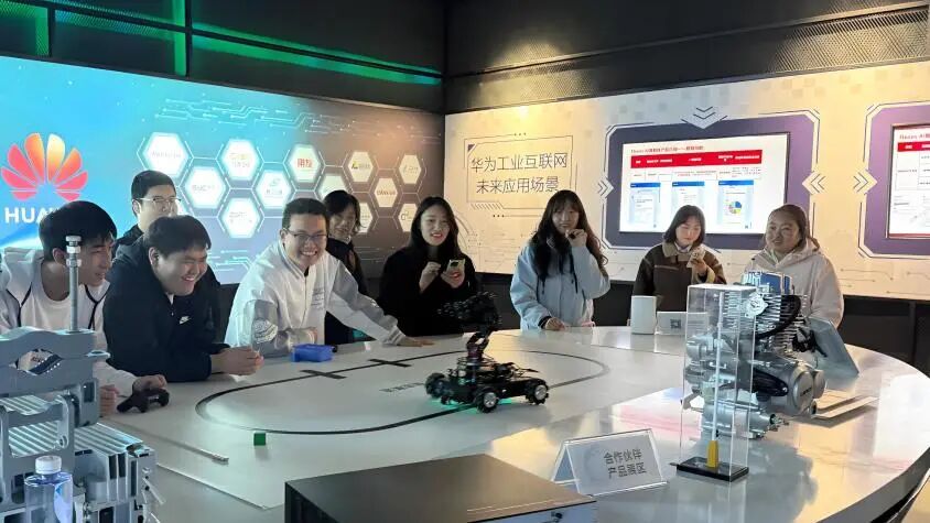 研学赋能课堂 项目衔接产业——大连枫叶职业技术学院IT专业学子赴华为工业互联网创新中心研学实践